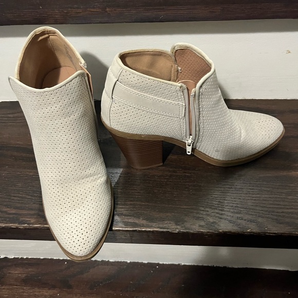 Boots - Picture 2 of 5